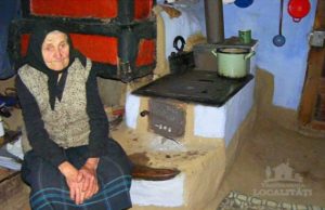 Locuiește într-o casă veche de 150 de ani și primește zilnic zeci de oameni! Se încălzește la sobă, nu are curent, dar duce o viață fericită! „Mie-mi pare bine că mă caută cineva”