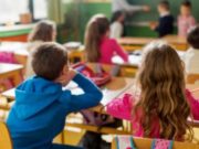 Noul an şcolar începe tot cu unităţi de învăţământ fără autorizaţie, manuale sau pază