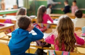 Noul an şcolar începe tot cu unităţi de învăţământ fără autorizaţie, manuale sau pază