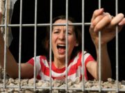 Profesoara din Vaslui, condamnată la 22 de ani de închisoare pentru că şi-a ucis soţul în bătaie, nu mai rezistă în puşcărie şi a cerut acasă