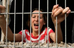 Profesoara din Vaslui, condamnată la 22 de ani de închisoare pentru că şi-a ucis soţul în bătaie, nu mai rezistă în puşcărie şi a cerut acasă