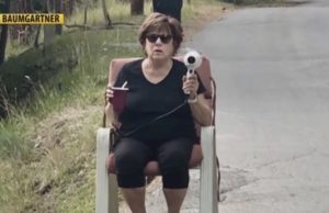 Şoferi vitezomani păcăliţi de o femeie cu uscătorul de păr, care seamănă cu un radar