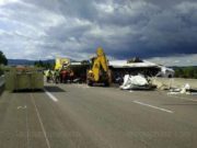 Microbuz cu români care veneau din Spania, spulberat de un TIR, în Franţa. Un mort şi mai mulţi răniţi grav