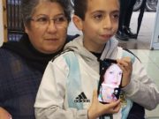 Si-a pierdut telefonul cu amintirile cu mama lui care a murit. Un baietel de 10 ani isi da toate economiile celui care i-l inapoiaza |