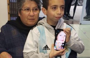 Si-a pierdut telefonul cu amintirile cu mama lui care a murit. Un baietel de 10 ani isi da toate economiile celui care i-l inapoiaza |