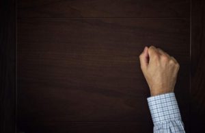 Tânăr bate la uşa mamei sale, la câteva luni după ce familia l-a înmormântat