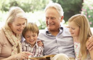 Bunicii care au în grijă nepoţi ar putea primi bani de la stat