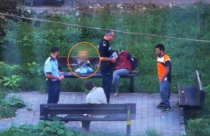 Alertă pentru un copilaş care plângea în hohote, la Piatra-Neamţ. Micuţul trăgea de părinţii căzuţi fără reflexe