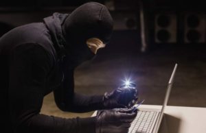 Cu o simplă cartelă SIM, doi români au furat peste 230.000 de lei din conturi bancare