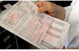 Medici care eliberau acte false pe bani! Sute de oameni primesc indemnizații de handicap, deși sunt sănătoși. Rețea descoperită în Bistrița