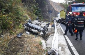 Masina răsturnată pe Defileul Jiului. Doua persoane încarcerate!