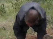 Momentul în care un bebeluș a fost salvat de la moarte, deși familia îl îngropase de viu, crezând că e mort.