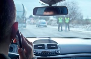 Curg amenzile pentru şoferii prinşi cu telefonul în mână, la volan, iar suma nu e deloc mică