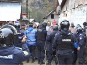 O familie din Argeş, evacuată cu mascaţii, a reclamat că mai mulţi copii au fost prinşi sub dărâmături