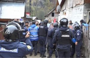 O familie din Argeş, evacuată cu mascaţii, a reclamat că mai mulţi copii au fost prinşi sub dărâmături