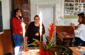 Petrecere surpriză pentru o profesoară, la liceul din Bălceşti: ‘Sunteţi ca o mamă pentru noi’