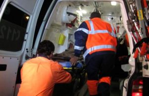 O femeie din Iaşi a stat ore în şir în ploaie şi a ajuns cu hipotermie gravă la spital