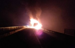 Un TIR a ars ca o torţă în Sibiu, pasagerul din dreapta s-a aruncat în Olt