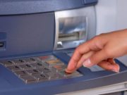 O femeie a uitat 12.000 de lei în fanta bancomatului. Banii, găsiţi de un tânăr care a făcut un gest de mare corectitudine