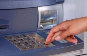 O femeie a uitat 12.000 de lei în fanta bancomatului. Banii, găsiţi de un tânăr care a făcut un gest de mare corectitudine