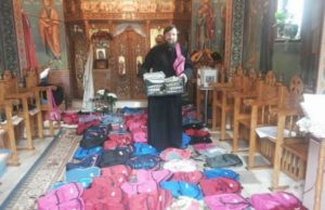 Pe el nu-l vede presa! Preotul care trimite sute de elevi sărmani la şcoală. „Nu mă opresc. N-am de gând să trag linie la 1.000 de copii ajutaţi“