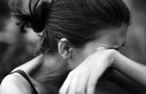 Fată de 14 ani, găsită plină de sânge pe stradă, după ce a fost abuzată de șoferul microbuzului școlar