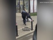 Poliţist filmat tăvălindu-se pe jos, încercând să reţină un suspect, în timp ce colega lui încearcă să nu piardă agenda