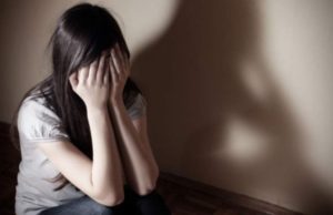 Adolescentă beată, batjocorită și filmată de un tânăr, în Râmnicu Vâlcea