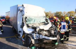 Un şofer român a intrat cu viteză într-un TIR staţionat, pe o autostradă din Germania