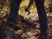 FOTO | Tiberiu se pregătea să facă un grătar și a început să taie câteva lemne. La un moment dat a simțit cum începe să-i tremure mâna. A lovit și atunci a văzut minunea: Este foarte clar!