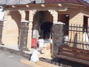 Un maramureșean și-a construit casa în jurul unui stâlp de electricitate