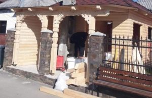 Un maramureșean și-a construit casa în jurul unui stâlp de electricitate