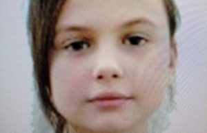 Povestea tristă a fetiţei din Piatra Neamţ care și-a așteptat părinţii toată noaptea, într-o scară de bloc