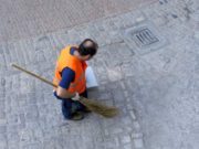 Medic şpăgar, obligat să muncească fără plată, în piaţă. Sume uriaşe confiscate de anchetatori