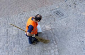 Medic şpăgar, obligat să muncească fără plată, în piaţă. Sume uriaşe confiscate de anchetatori