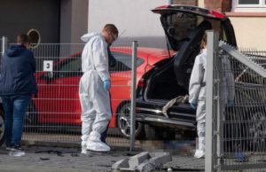 Un bărbat şi-a ucis fosta soţie pe stradă, poliţia va aresta pe oricine va difuza imagini cu crima sălbatică