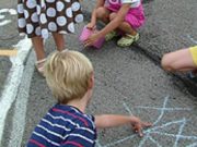 Tatăl unei fetiţe de 5 ani din Constanţa vrea 50.000 € daune pentru fiica lui, de la vecina care are un fiu de 3 ani