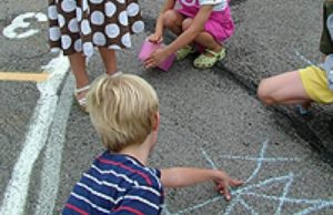 Tatăl unei fetiţe de 5 ani din Constanţa vrea 50.000 € daune pentru fiica lui, de la vecina care are un fiu de 3 ani