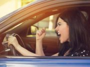 Oamenii inteligenți se culcă târziu, sunt dezordonați și înjură, spun experții