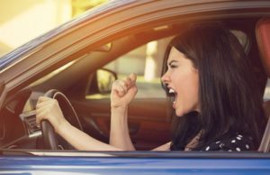 Oamenii inteligenți se culcă târziu, sunt dezordonați și înjură, spun experții