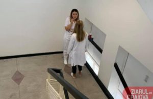 Cum fumează asistentele pe holurile spitalului din Craiova. Tinerele stau la o cafea și o bârfă savurându-și țigara pe scările de urgență