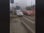 O şoferiţă nervoasă din Bucureşti vrea să o ocolească tramvaiul şi nu mută maşina de pe şine