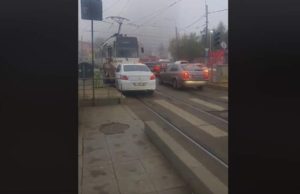O şoferiţă nervoasă din Bucureşti vrea să o ocolească tramvaiul şi nu mută maşina de pe şine