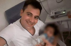 Un asistent medical a adoptat un baietel bolnav, abandonat de parinti. I-a promis: „Daca deschizi ochii, te iau acasa!” |