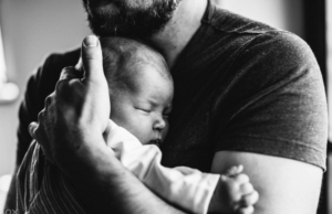 Iartă-mă copile, că te-am certat când trebuia să te iert, că m-am încruntat când trebuia să zâmbesc…