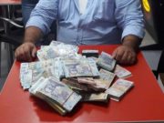 A câştigat 60.000 de euro la pariuri, apoi a postat pe Facebook fotografia cu banii, dedicaţie pentru “duşmani”