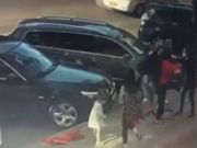 VIDEO | O mamă cu fetiţa de 3 ani de mână a fost snopită în bătaie de mai multe studente la Medicină, la Chişinău