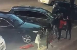 VIDEO | O mamă cu fetiţa de 3 ani de mână a fost snopită în bătaie de mai multe studente la Medicină, la Chişinău