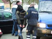 Tânără de 22 de ani reţinută după ce a bătut doi bărbaţi într-un bar şi a distrus localul, în Dâmboviţa