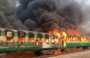 Imagini cu puternic impact emoțional. Cel puțin 65 de morți după ce un tren a luat foc în Pakistan: „Oamenii au sărit din vagoanele aflate în mers”